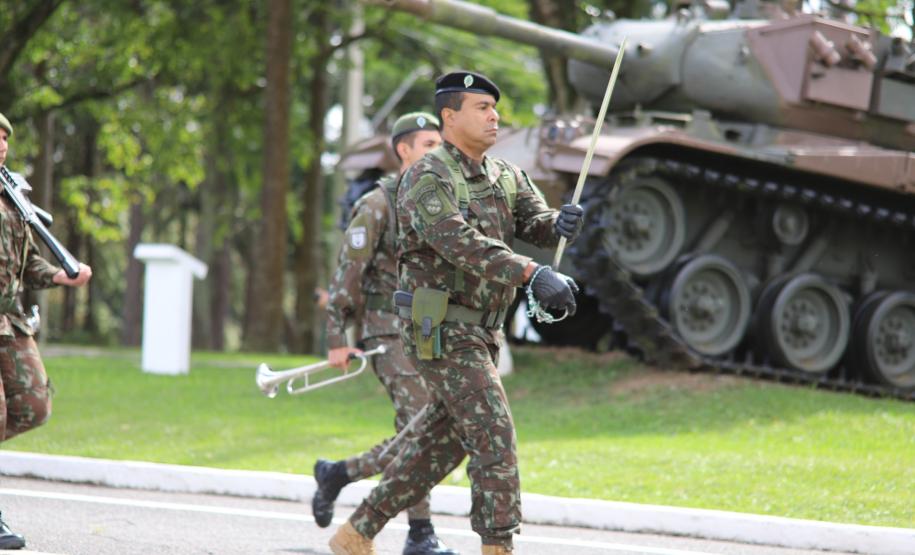 Comandante-Geral da PMPR recebe Medalha do Exército em solenidade