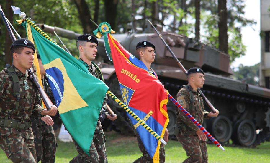 Comandante-Geral da PMPR recebe Medalha do Exército em solenidade