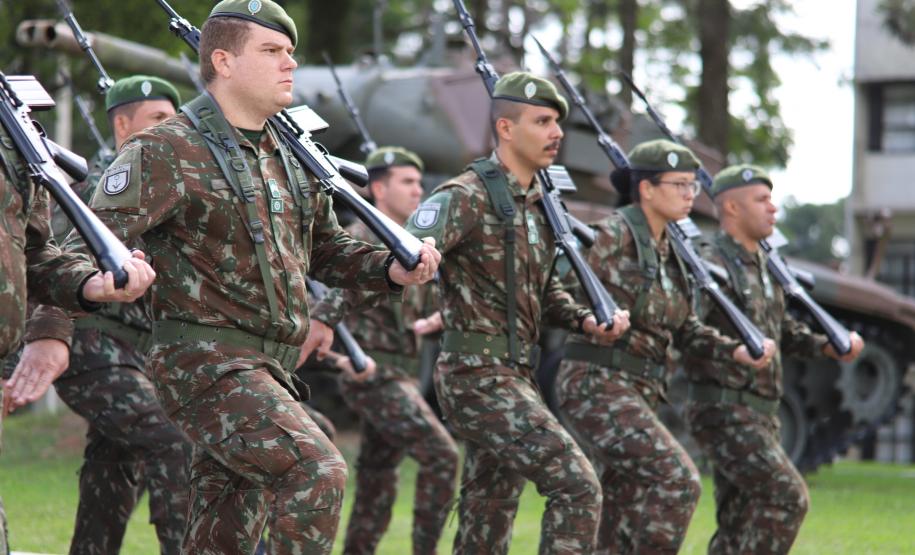 Comandante-Geral da PMPR recebe Medalha do Exército em solenidade