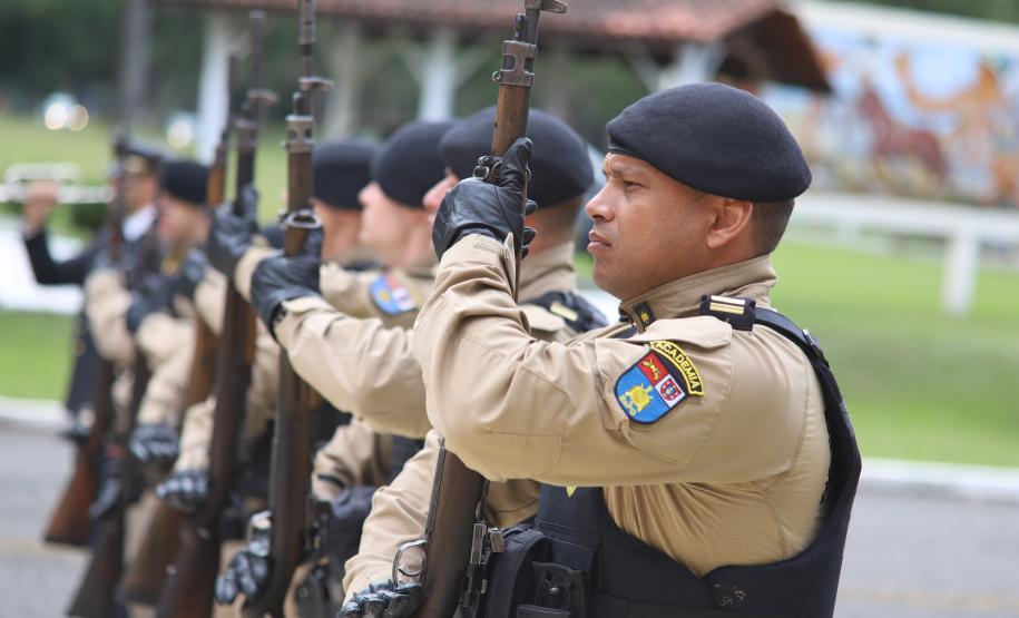 Polícia Militar do Paraná realiza solenidade de entrega do Espadim Tiradentes na Academia do Guatupê