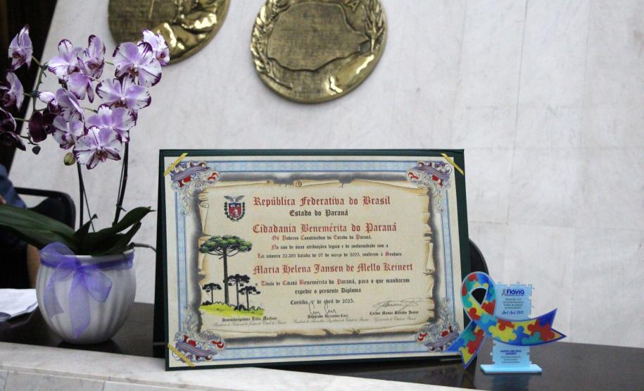 Durante a solenidade, a PMPR e a Banda da Polícia Militar do Paraná receberam reconhecimento pelo trabalho desenvolvido