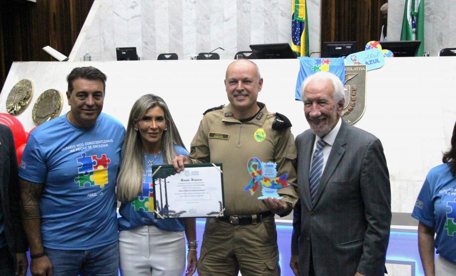 Durante a solenidade, a PMPR e a Banda da Polícia Militar do Paraná receberam reconhecimento pelo trabalho desenvolvido