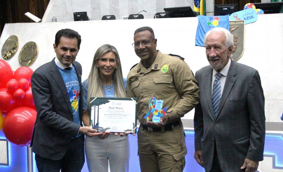 Durante a solenidade, a PMPR e a Banda da Polícia Militar do Paraná receberam reconhecimento pelo trabalho desenvolvido