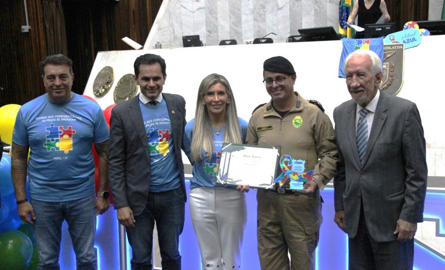 Durante a solenidade, a PMPR e a Banda da Polícia Militar do Paraná receberam reconhecimento pelo trabalho desenvolvido