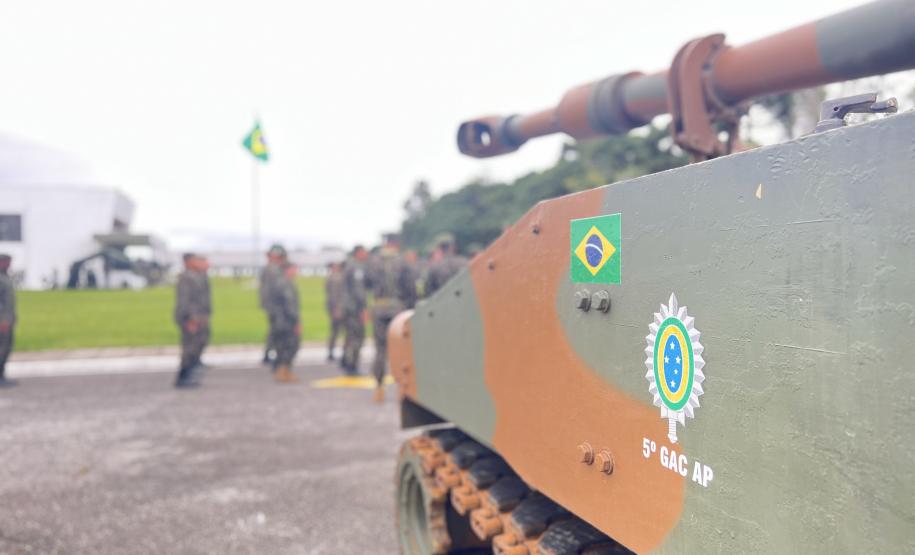 Comandante-Geral da PMPR recebe Medalha do Exército em solenidade