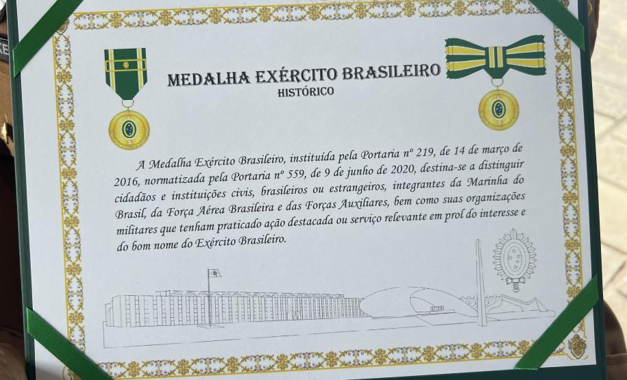 Comandante-Geral da PMPR recebe Medalha do Exército em solenidade