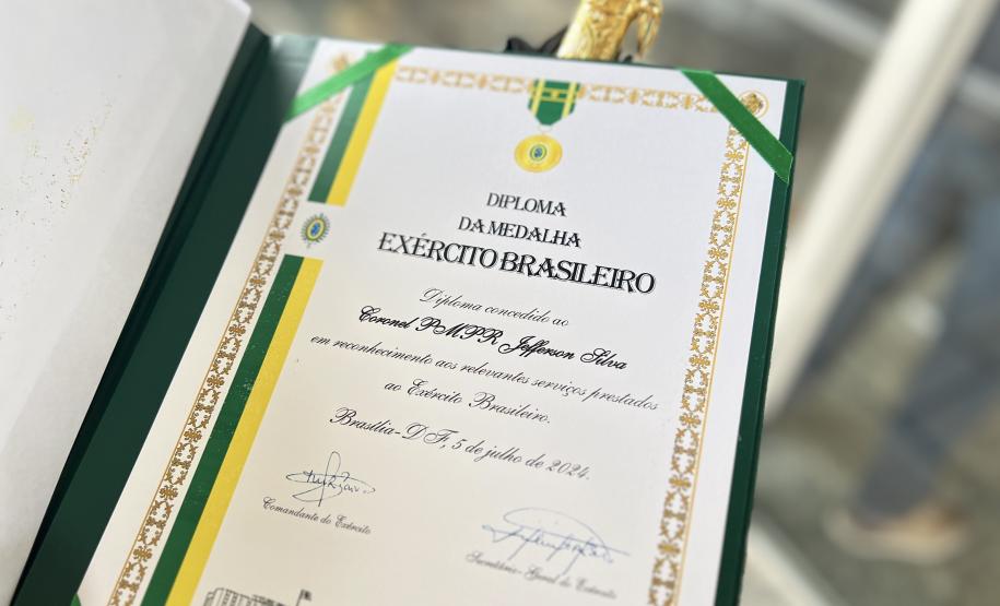 Comandante-Geral da PMPR recebe Medalha do Exército em solenidade