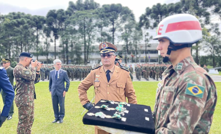Comandante-Geral da PMPR recebe Medalha do Exército em solenidade