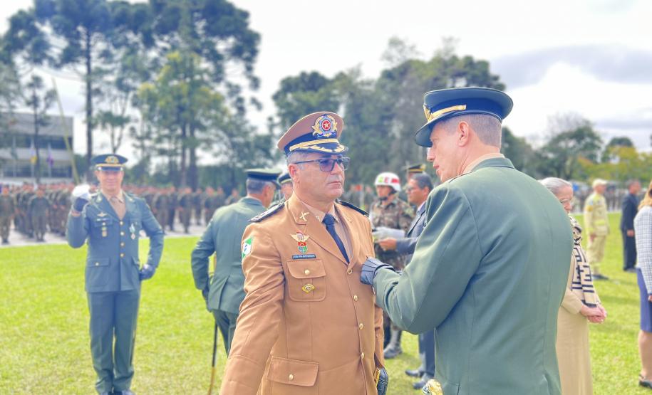 Comandante-Geral da PMPR recebe Medalha do Exército em solenidade
