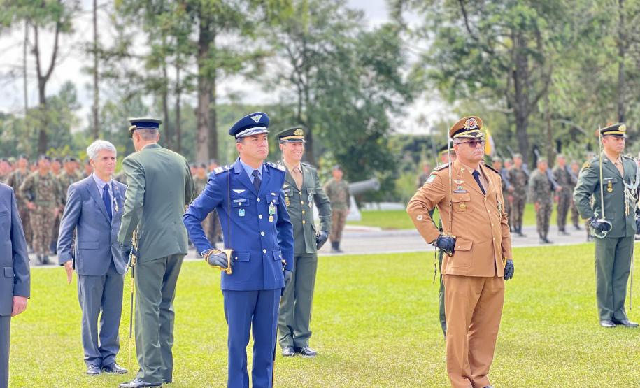 Comandante-Geral da PMPR recebe Medalha do Exército em solenidade