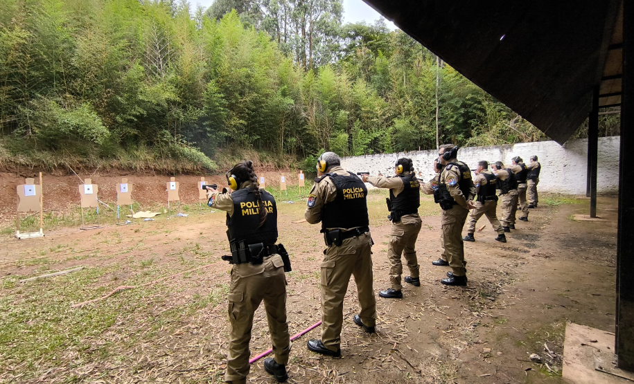 Efetivo do BPTran realiza habilitação e renovação para emprego de armas de fogo de porte