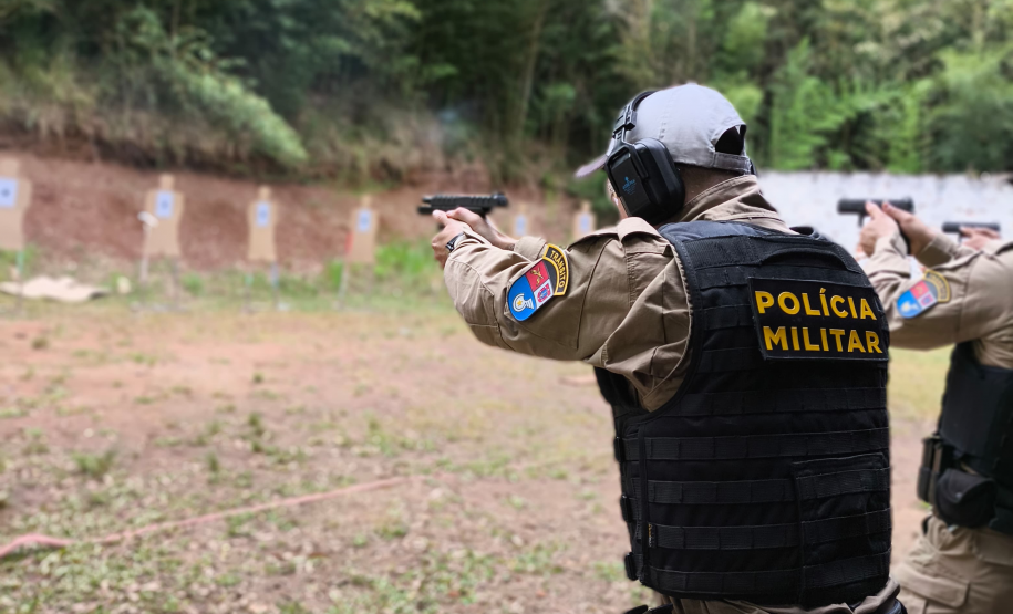 Efetivo do BPTran realiza habilitação e renovação para emprego de armas de fogo de porte