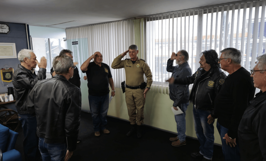 Veteranos do Batalhão de Controle de Tráfego visitam o BPTran após mais de 50 anos
