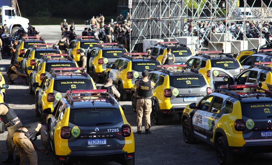 Investimento de R$ 63 milhões: Ratinho Junior entrega 431 motos e viaturas para a PMPR