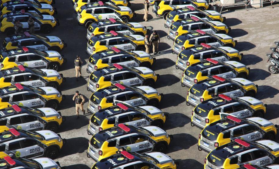 Investimento de R$ 63 milhões: Ratinho Junior entrega 431 motos e viaturas para a PMPR