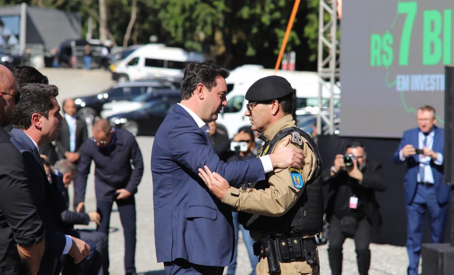 Investimento de R$ 63 milhões: Ratinho Junior entrega 431 motos e viaturas para a PMPR