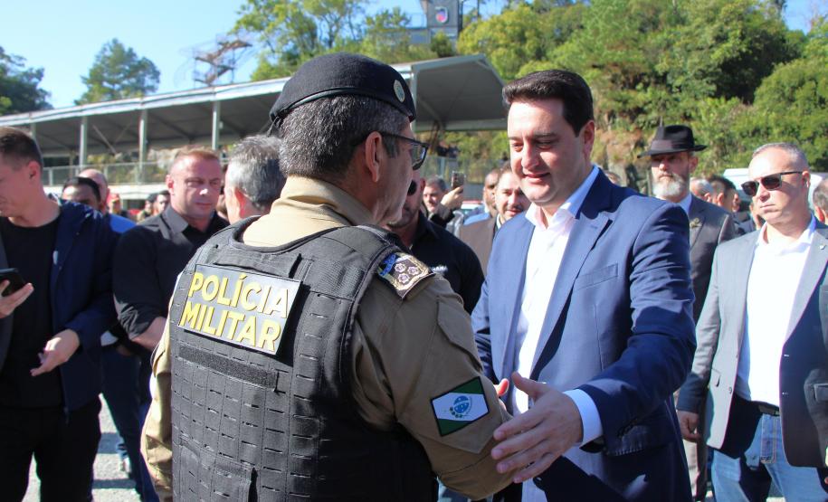 Investimento de R$ 63 milhões: Ratinho Junior entrega 431 motos e viaturas para a PMPR