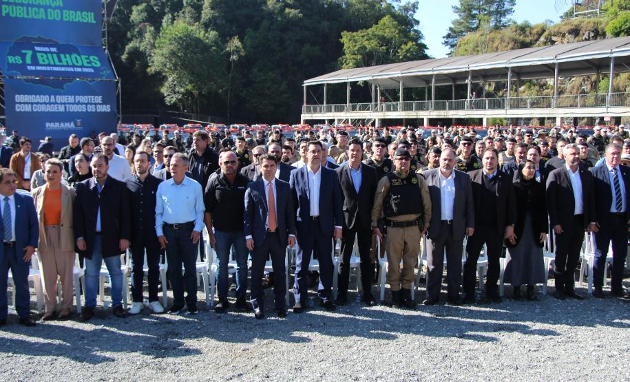 Investimento de R$ 63 milhões: Ratinho Junior entrega 431 motos e viaturas para a PMPR