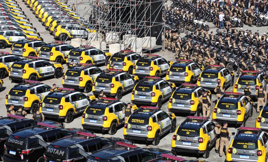 Investimento de R$ 63 milhões: Ratinho Junior entrega 431 motos e viaturas para a PMPR