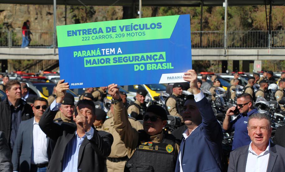 Investimento de R$ 63 milhões: Ratinho Junior entrega 431 motos e viaturas para a PMPR