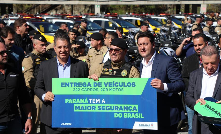 Investimento de R$ 63 milhões: Ratinho Junior entrega 431 motos e viaturas para a PMPR