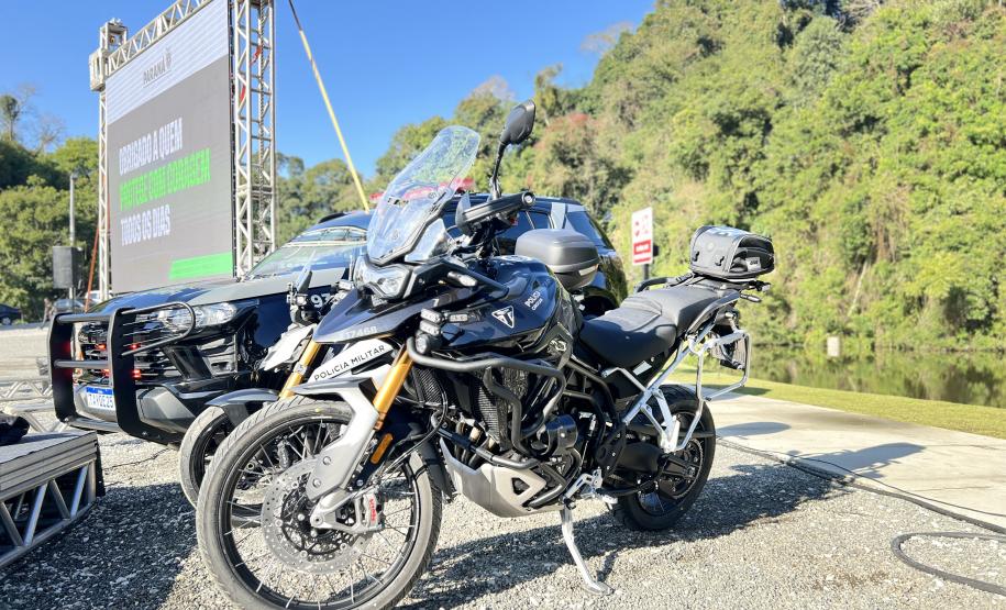 Investimento de R$ 63 milhões: Ratinho Junior entrega 431 motos e viaturas para a PMPR
