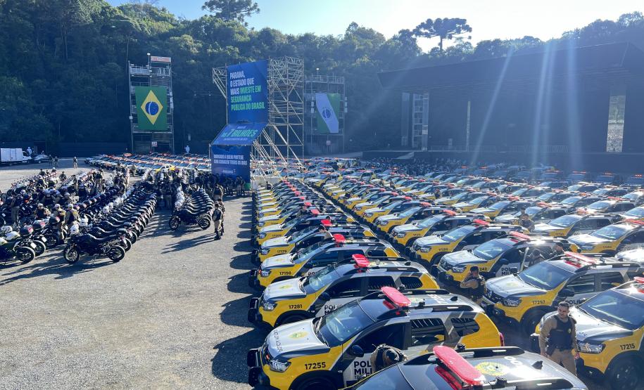 Investimento de R$ 63 milhões: Ratinho Junior entrega 431 motos e viaturas para a PMPR
