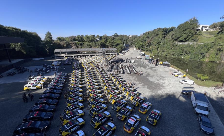 Investimento de R$ 63 milhões: Ratinho Junior entrega 431 motos e viaturas para a PMPR