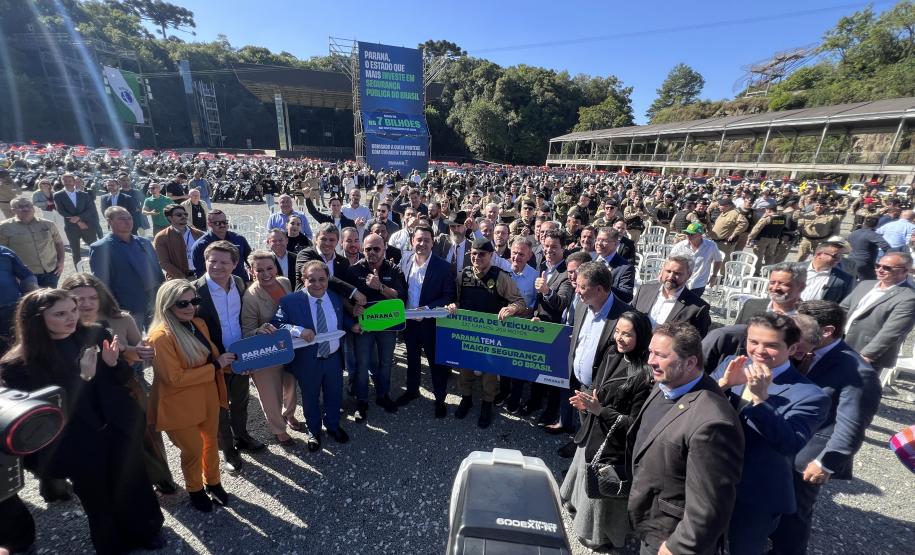 Investimento de R$ 63 milhões: Ratinho Junior entrega 431 motos e viaturas para a PMPR