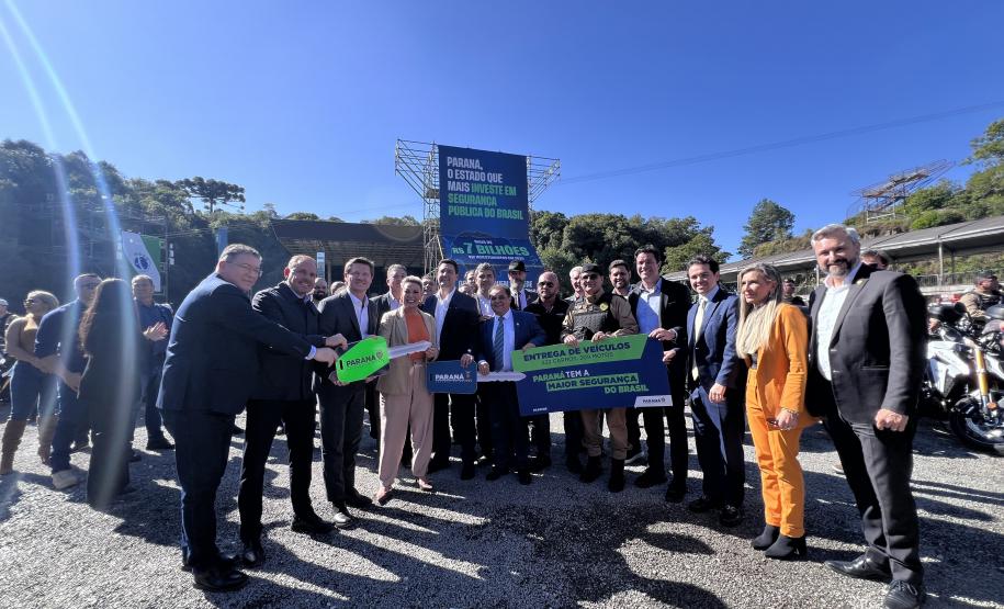 Investimento de R$ 63 milhões: Ratinho Junior entrega 431 motos e viaturas para a PMPR