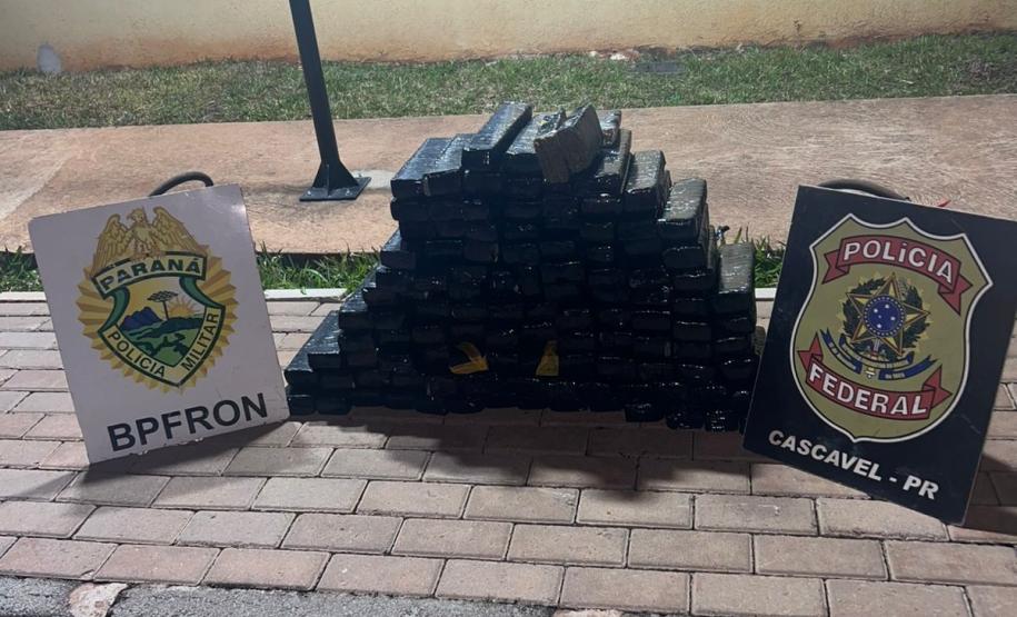 Polícia Militar do Paraná prende um homem que carregava 75 quilos de maconha em seu veículo