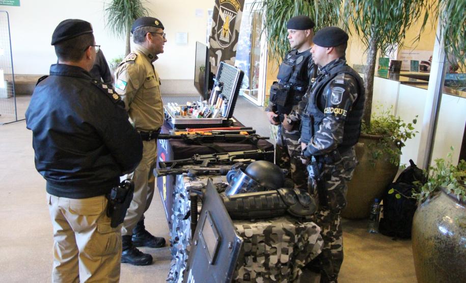 Exposição "Exemplos que Arrastam" celebra 171 anos da Polícia Militar do Paraná em shoppings de Curitiba