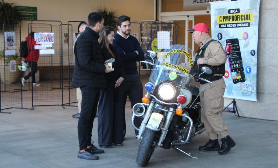 Exposição "Exemplos que Arrastam" celebra 171 anos da Polícia Militar do Paraná em shoppings de Curitiba