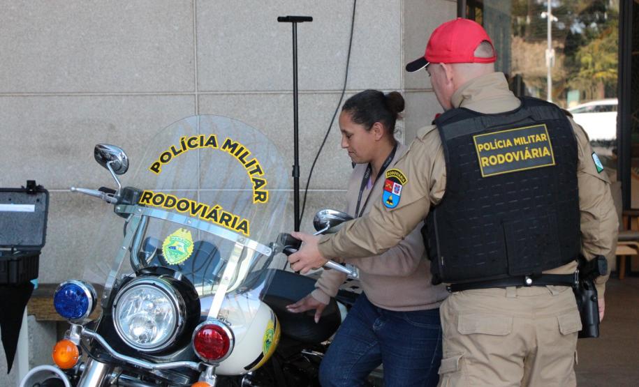 Exposição "Exemplos que Arrastam" celebra 171 anos da Polícia Militar do Paraná em shoppings de Curitiba