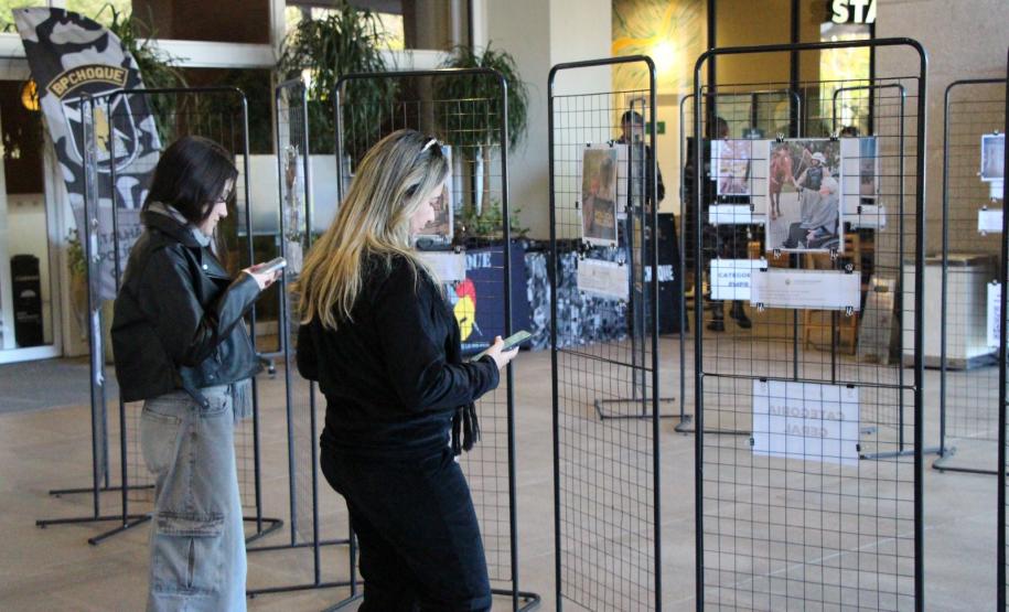 Exposição "Exemplos que Arrastam" celebra 171 anos da Polícia Militar do Paraná em shoppings de Curitiba