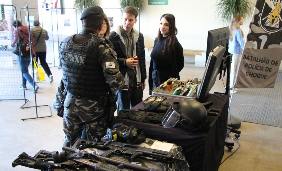 Exposição "Exemplos que Arrastam" celebra 171 anos da Polícia Militar do Paraná em shoppings de Curitiba