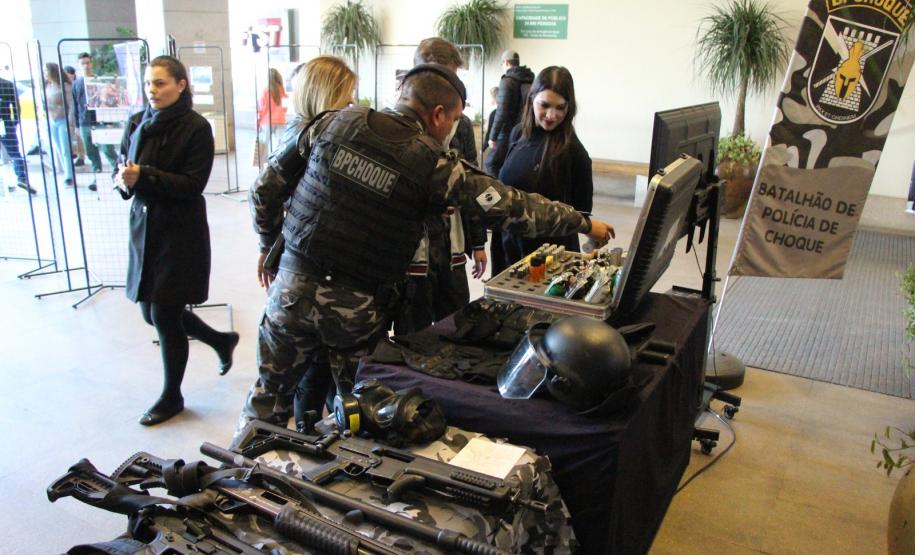 Exposição "Exemplos que Arrastam" celebra 171 anos da Polícia Militar do Paraná em shoppings de Curitiba