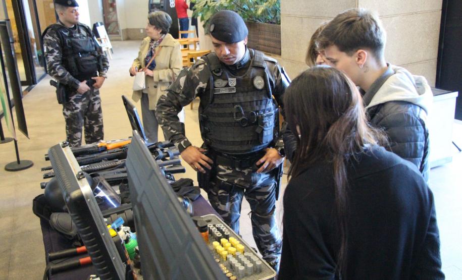 Exposição "Exemplos que Arrastam" celebra 171 anos da Polícia Militar do Paraná em shoppings de Curitiba
