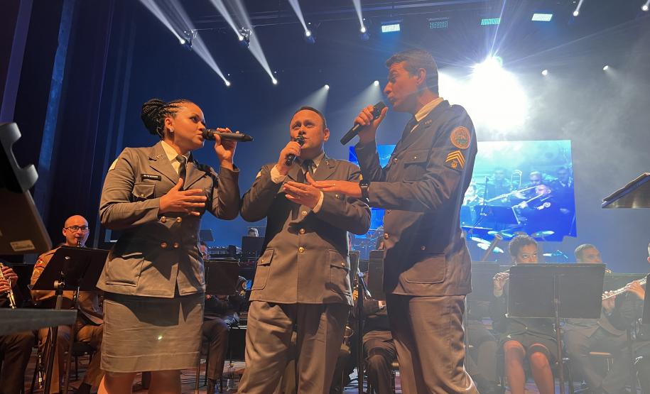 Com o tema “Vozes”, o espetáculo trouxe ao palco uma coletânea musical que revisita a trajetória da banda