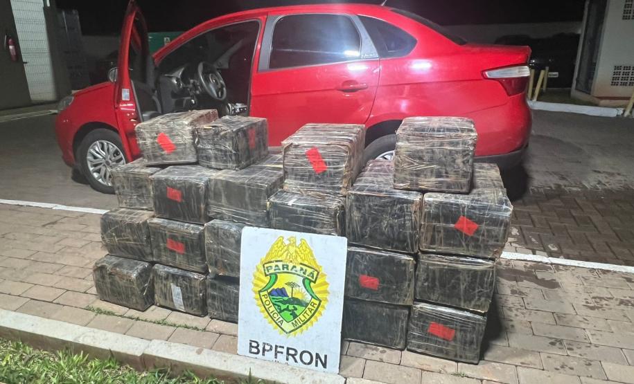 Polícia Militar do Paraná prende homem que carregava mais de 400 quilos de maconha em veículo furtado, na região oeste do estado