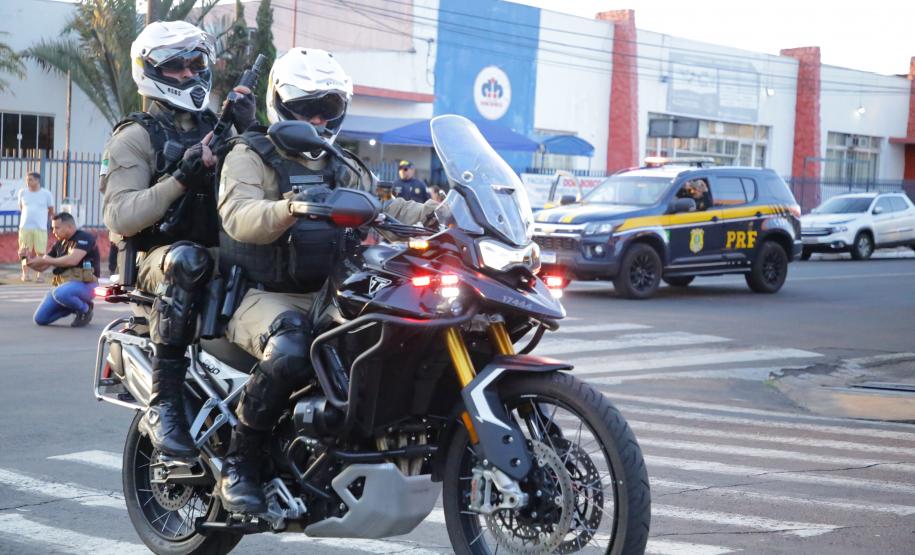 A Polícia Militar participa de maneira estratégica, empregando seu efetivo e unidades especializadas