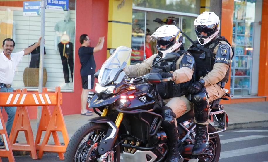 A Polícia Militar participa de maneira estratégica, mobilizando efetivo local e unidades especializadas