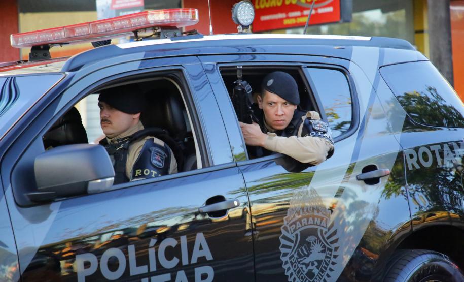 A Polícia Militar participa de maneira estratégica, mobilizando efetivo local e unidades especializadas