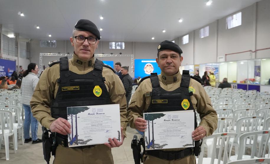 A Polícia Militar do Paraná também participa ativamente da feira, garantindo a segurança de todos os visitantes e mantendo um estande de exposição