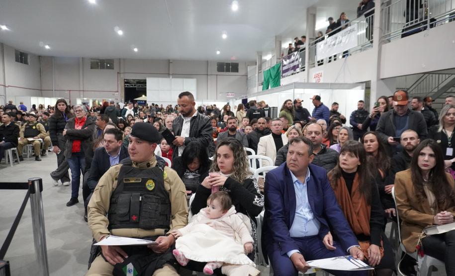 A Polícia Militar do Paraná também participa ativamente da feira, garantindo a segurança de todos os visitantes e mantendo um estande de exposição