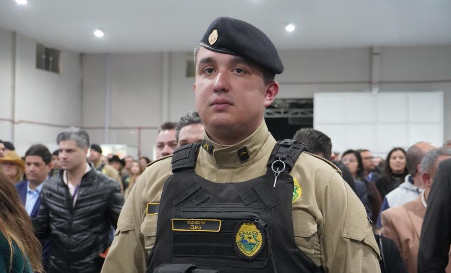 A Polícia Militar do Paraná também participa ativamente da feira, garantindo a segurança de todos os visitantes e mantendo um estande de exposição