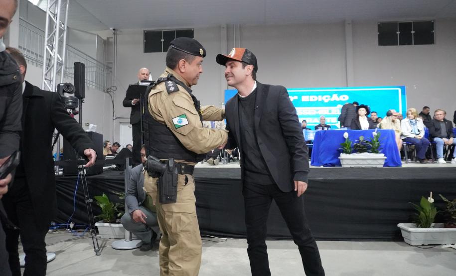 A Polícia Militar do Paraná também participa ativamente da feira, garantindo a segurança de todos os visitantes e mantendo um estande de exposição