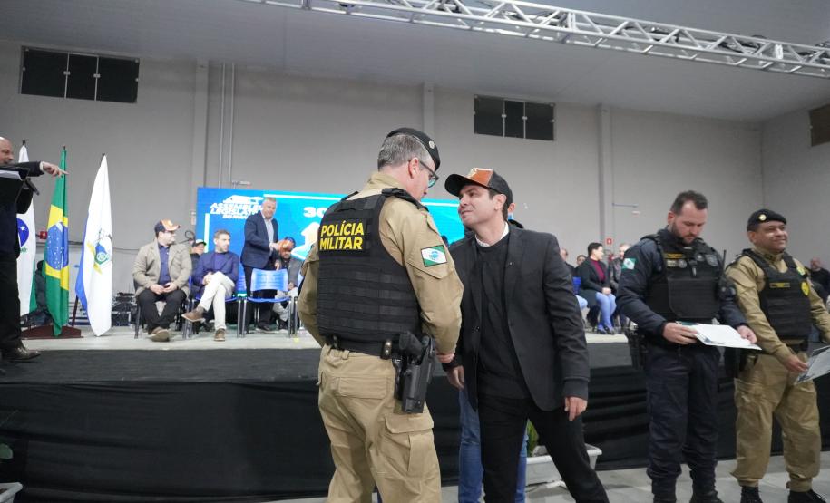 A Polícia Militar do Paraná também participa ativamente da feira, garantindo a segurança de todos os visitantes e mantendo um estande de exposição