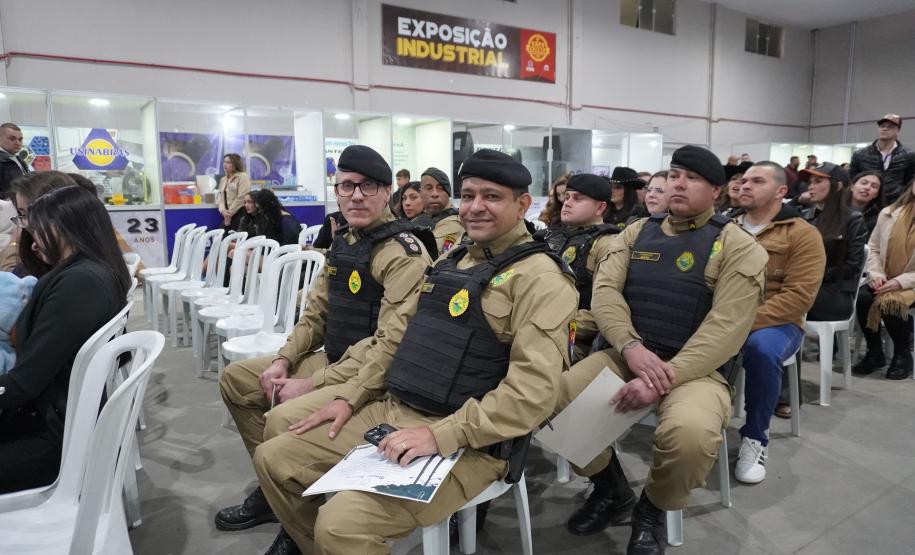 A Polícia Militar do Paraná também participa ativamente da feira, garantindo a segurança de todos os visitantes e mantendo um estande de exposição