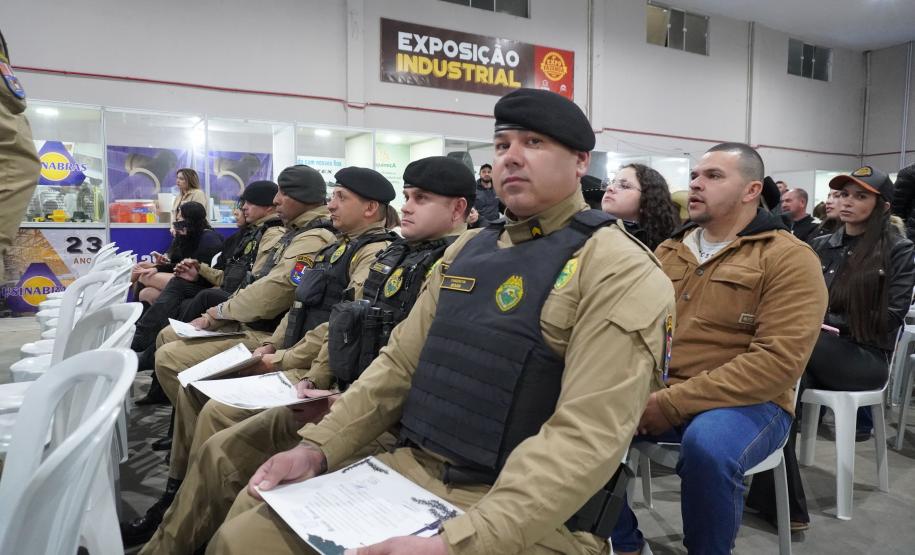 A Polícia Militar do Paraná também participa ativamente da feira, garantindo a segurança de todos os visitantes e mantendo um estande de exposição